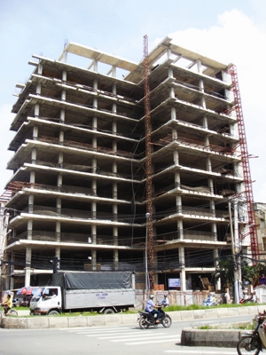 Đìu hiu chợ vật liệu “Trong khi vài tháng trước VLXD đang rất nóng vì khan hiếm thì đột ngột gần một tháng trở lại đây trở nên ế ẩm” - ông Bùi Châu, chủ một cửa hàng kinh doanh VLXD trên đường Bình Long (P. Bình Hưng Hòa, Q.Tân Phú) nói. Ông cho biết, doanh số bán của hầu hết các mặt hàng từ sắt thép, xi măng, gạch ngói đến các mặt hàng trang trí nội thất… đều giảm 50-60%. Một số chủ doanh nghiệp kinh doanh VLXD khác cũng cho biết đang gặp rất nhiều khó khăn, nhất là kể từ tháng 5 đến nay. Những năm trước, lúc cao điểm xây dựng, các nhà thầu nhỏ phải “xếp hàng” mới lấy được hàng. Năm nay ngược lại, tuy đã đặt hàng từ trước nhưng nhiều nhà thầu chấp nhận chịu bồi thường chứ không đến nhận VLXD như hợp đồng đã ký. Giá nhiều mặt hàng VLXD cũng giảm theo sự ế ẩm về đầu ra. Theo khảo sát của phóng viên báo Tiền Phong tại thị trường TPHCM những ngày gần đây, giá tôn xây dựng giảm từ 13.600 đồng xuống 12.800 đồng/kg so với mức bình quân hồi tháng 5; Một số loại sắt phi 6, 8 Vinasteel bán lẻ giảm trung bình khoảng 500 đồng/kg. Từ đầu năm đến nay, các doanh nghiệp và các nhà phân phối thép đã 3 lần giảm giá bán. Hiệp hội Thép Việt Nam (VSA) cho biết lượng thép xây dựng bán của các công ty thành viên trong tháng 5 là 389.712 tấn, giảm 11,37% so với tháng trước đó. Xi măng cũng trong tình trạng ế ẩm không kém. Tổng Cty Công nghiệp Xi măng Việt Nam (VICEM) cho biết, lượng tiêu thụ của VICEM đã tụt giảm đáng kể. VICEM cho rằng cùng với cắt giảm đầu tư công, các tháng 5, 6 bước vào mùa mưa nên nhu cầu tiêu thụ xi măng sụt giảm mạnh. Chồng chất nợ “Các khách hàng của chúng tôi là chủ đầu tư các dự án bất động sản, nhà thầu xây dựng và cả những nhà sản xuất bê tông xây dựng đang phải đối mặt với tình trạng thiếu vốn đầu tư”- ông H.B, Tổng giám đốc một DN chuyên cấp VLXD cho các công trình xây dựng và các nhà sản xuất bê tông xây dựng có trụ sở trên đường Nguyễn Đình Chiểu (Q.1, TPHCM) nói. Vì gặp khó khăn về vốn nên các Cty này nợ nần chồng chất, trong đó có khoản nợ những đơn vị cung cấp VLXD. Ông H.B cho biết, tính đến thời điểm hiện nay, chỉ riêng một loại phụ gia dùng để sản xuất bê tông, nợ quá hạn của các khách hàng đối với công ty của ông lên tới 30 tỷ đồng. “Nếu không tiếp tục cung cấp VLXD và cho khách hàng duy trì nợ thì khách hàng sẽ chết, và khả năng thu hồi nợ là rất khó khăn; Song nếu tiếp tục cho nợ thì không khéo Cty tôi cũng chết, ông H.B nói. Ông H.B phải tính đến việc bán bớt một số bất động sản để lấy vốn gồng mình qua cơn khó. Ông P.T - Phó tổng giám đốc một Cty sản xuất gạch ốp lát tại Bình Dương cũng than phiền từ mấy tháng nay sản phẩm bán ra nhưng gần như không thu được vốn. Nhà thầu điêu đứng Giám đốc công ty xây dựng T.H.P, ông Đào Văn Chinh cho biết từ đầu năm 2011 đến nay do số lượng hợp đồng ít, cùng với việc chủ đầu tư giãn tiến độ công trình nên khối lượng công việc giảm mạnh so với năm ngoái. Trong khi đó, máy móc thiết bị thi công đã đầu tư từ nguồn vốn vay nên phải chịu lãi. Chưa kể chi phí bảo quản máy móc, nhân công quản lý công trường… “Mỗi ngày ngưng thi công, chúng tôi phải mất ít nhất 30 triệu đồng và mỗi tháng gần 1 tỷ đồng cho các khoản chi phí kể trên”- ông Chinh nói. Theo ông, với một doanh nghiệp quy mô vừa phải như công ty ông, sự thiệt hại kể trên là quá lớn. Để giảm thiệt hại, ông Chinh đang tìm cách bán bớt thiết bị cho các nhà thầu có tiềm lực hơn, song trong hoàn cảnh hiện nay cũng không dễ bán. Cũng theo ông Chinh, ông cũng như nhiều nhà thầu xây dựng khác phải lẳng lặng rút khỏi các công trình với những món nợ không nhỏ. Cty ông trở thành chủ nợ bất đắc dĩ của các chủ đầu tư dự án, bởi phải ứng vốn trước để thi công công trình. Trong lúc khó khăn này, các chủ đầu tư không có khả năng thanh toán kịp thời và nợ quá hạn đối với Cty ông tính đến nay lên đến gần 50 tỷ đồng. Cũng do nhà thầu chậm thanh toán, Cty ông buộc phải nợ lại các nhà cung cấp vật liệu xây dựng và ngân hàng. Hàng nghìn công nhân xây dựng cũng buộc phải rời khỏi công trường trong tình trạng thiếu việc làm. Anh Cường (31 tuổi), một công nhân xây dựng ở xã Phước Kiểng (huyện Nhà Bè) cho biết từ đầu năm 2011 đến nay công trình không nhiều nên việc làm cũng không thường xuyên như trước. Lúc đầu, ngày làm ngày nghỉ, dần dần một ngày làm ba ngày nghỉ. Cho đến gần đây, xí nghiệp (trực thuộc một Cty cổ phần xây dựng quy mô lớn, trụ sở tại quận 1) thông báo: Nghỉ đến khi nào có việc sẽ gọi đi làm!